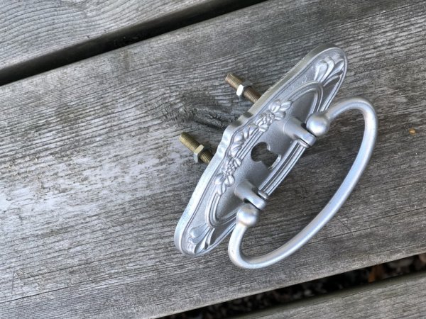 Gammeldags silverfärgat handtag med fina detaljer . Med ledad bygel framtill. Passande på allt från lådor till skåp. Höjd: ca