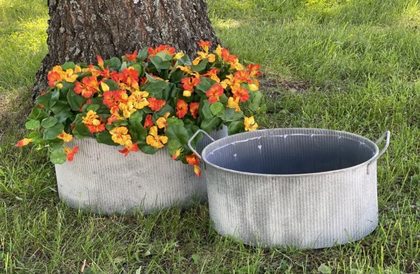 Vacker krasse konstblomma/ växt med blommor och gröna blad. Står i en plastad innerkruka som med fördel kan ställas i en större