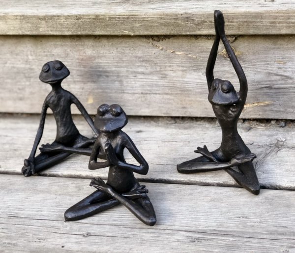 Yoga groda i järn. En rolig och söt dekoration med fina välarbetade detaljer. Finns i två modeller -Sittande med armarna ner -Si