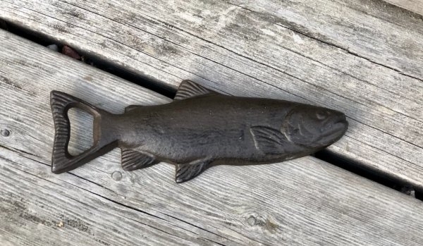 Kapsylöppnare i järn formad som en fisk. I tyngre detaljrik modell som är lika vacker bara som en dekoration på bordet i köket p