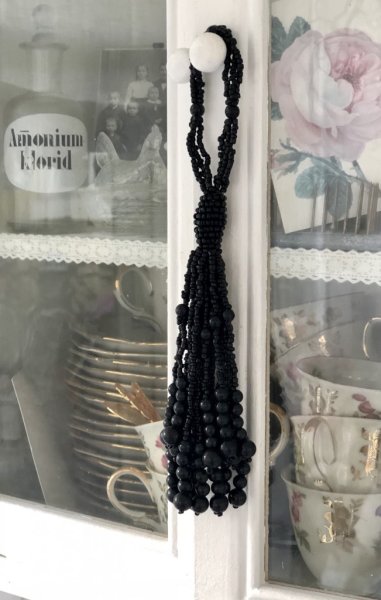 Vacker tassel / tofs dekoration med pärlor och ögla upptill. Att dekorera med hänga på en glaskupa, en dörr, lägga på ett fat, h