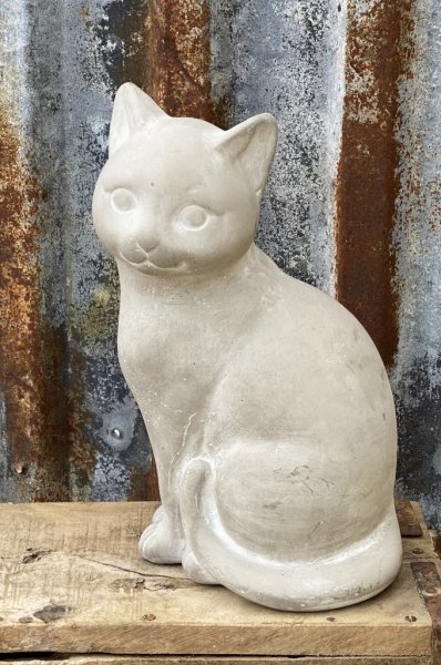 Stilig och elegant katt i betong. Detalj full och välarbetad med detaljer runt om. Att dekorera med inomhus som utomhus. Går i e