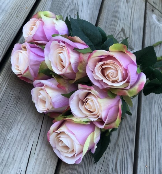 Vacker lila/rosa ros med gröna blad. Välarbetad vacker konstgjord ros med hög verklighets trogen känsla. Lika vacker ensam som i