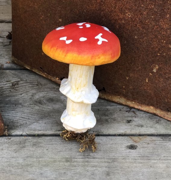 Flugsvamp med konstgjord att dekorera, pynta och pyssla med . Välarbetade och verklighetstrogna. Med en metall stick under ifall