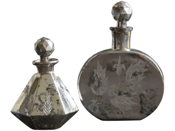 Vacker gammeldags antik glasflaska /karaff i fattigmanssilver med fina slipningar runt om. Dekorerad med en diamant formad glas