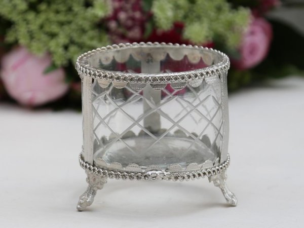 Vackert och elegant öppen skål på silver tassar. Med slipat glas i rund modell. För förvaring och dekoration.  Väl designat i ga