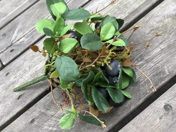 Vacker och välarbetad bukett med blåbärsris och blåbär. Konstgjord med hög verklighetstrogen känsla. Lika fin ensam som att ha