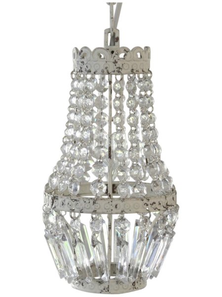 Vacker Fransk inspirerad kristallkrona i mindre modell. Designad att se gammal ut med lätta fabriks skavda detaljer. Lampan går