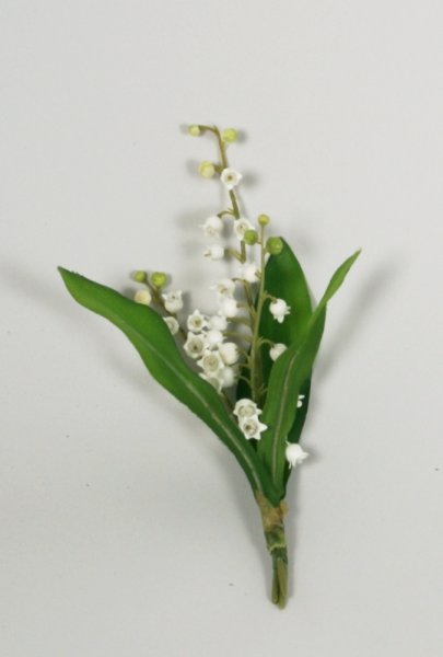 Vacker vit vår bukett med Liljekonvaljer i modell med fler blommor och gröna blad. Verklighetstrogna konstblomma välarbetad des