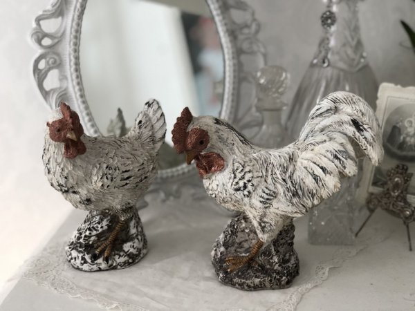 Gammeldags höna och tupp i lantlig lantlig stil