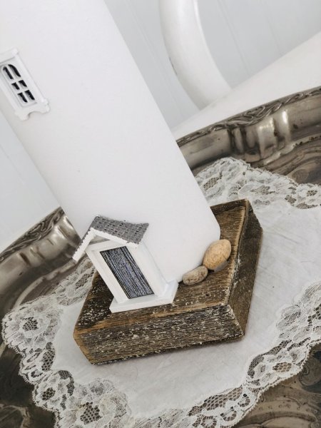 Hakens fyr vacker verklighetstrogen design med belysning inuti. Att dekoration med . Går i vitt med natur inslag . Modellen är r