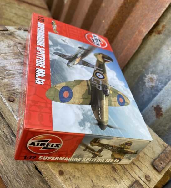 AIRFIX plåtlåda med flygplan Supermarine Spitfire Mk.la. Öppningsbar plåtlåda designad att se ut som en byggsats kartong till et