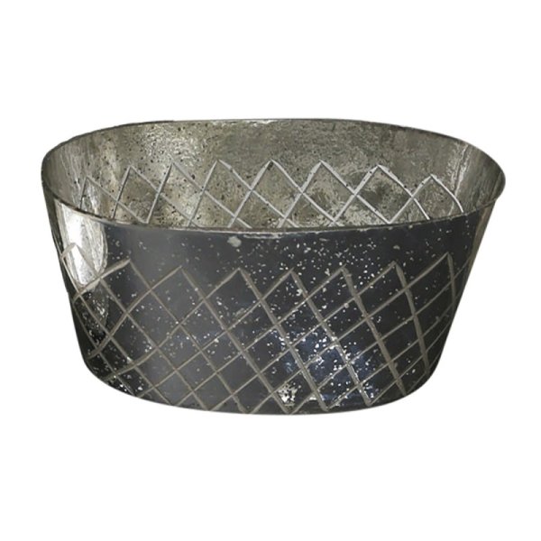 Oval skål/kruka i antik fattigmanssilver med ristat mönster runt om. Välarbetad och vacker i större modell. Från chic antique M