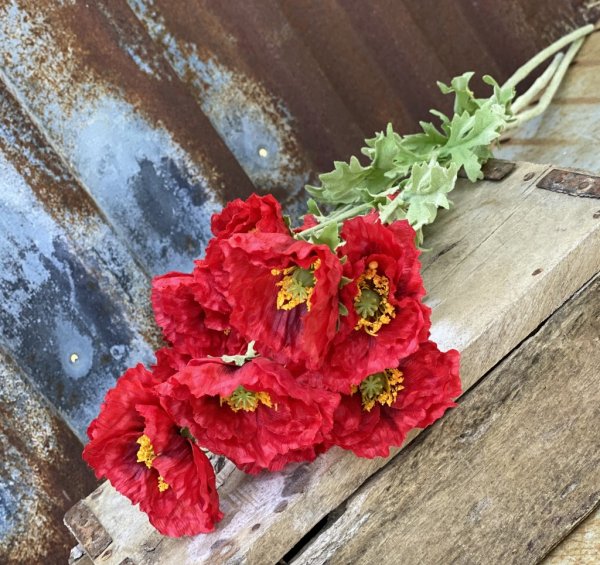 Röd vallmo med flera blommor blandat utslagna och knoppiga röd blommor. Välarbetad och vacker konstgjord blomma med små gröna bl