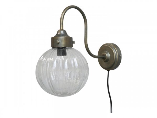 Vacker och elegant i gammeldags design. Vägglampa med stomme i guld / antik guld och rundad glas kupa med diskret mönster. Välar