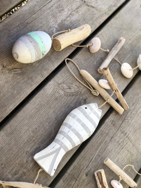 Drivveds mobil/dekoration i trä att dekorera med. Drivveds föremål trädda på snöre att hänga och dekorera med. Finns i två model