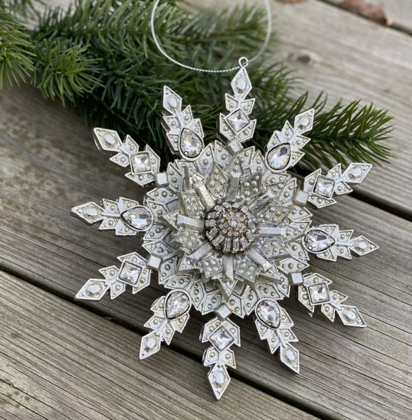 Vacker och elegant silver färgad stjärna med glitter och diamant formade prismor. Stjärnan är i lite större och tyngre modell så