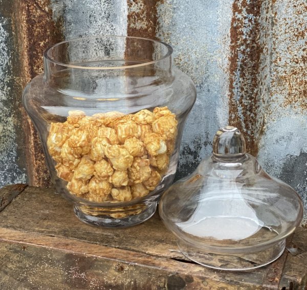 Vacker glasburk / pokal i glas med lock. Kurvig form med en liten fot nertill. För förvaring och dekoration. Höjd: ca 23cm Bred