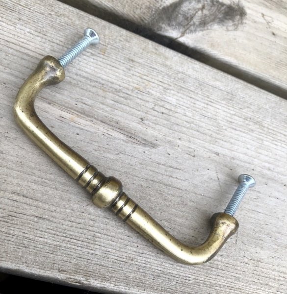 Vacker guld/mässings färgat handtag i fin och greppvänlig modell. Passar lika bra på lådor som skåp/dörrar. Längd/bredd: ca 10c