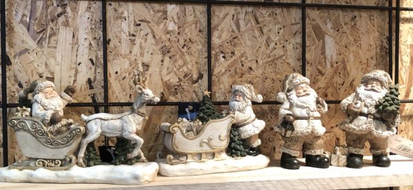 Tomte med släde och ren. Vacker och detaljfull modell i guld och vitt med gröna inslag. stilfull och elegant färg mix. Mäter 20