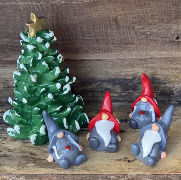 Grön gran i mindre modell. Att dekorera med i små vinterlandskap eller jul byar tex. Passande till våra små tomte och nisse figu