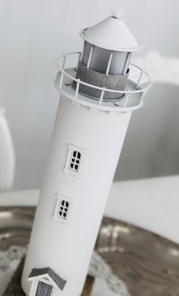 Hakens fyr vacker verklighetstrogen design med belysning inuti. Att dekoration med . Går i vitt med natur inslag . Modellen är r