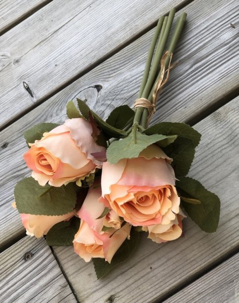 Vacker ros bukett med rosor cream och gröna blad. Mixad bukett om större och mindre rosor i samma bukett. Välarbetad och vacker