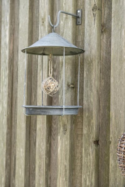 Fågelstuga / fågelhus rund modell i zink. Att hänga med tillhörande krok som är i väggmodell.   Mäter 29*8cm