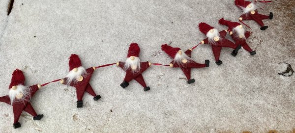 Tomte girlang med flera tomtar på snöre som man kan hänga och dekorera med. Runt julgranen, spiselkransen, fönstret eller på väg