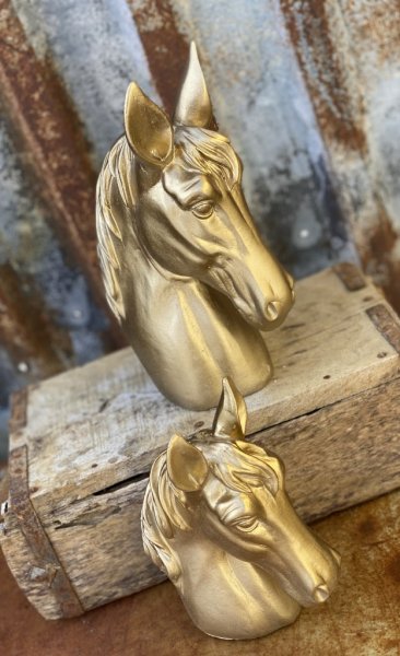 Hero häst / hästhuvud i guld att dekorera med. Detaljrik och välarbetad i två storlekar. -Större -Mindre Lika vackert ensam var