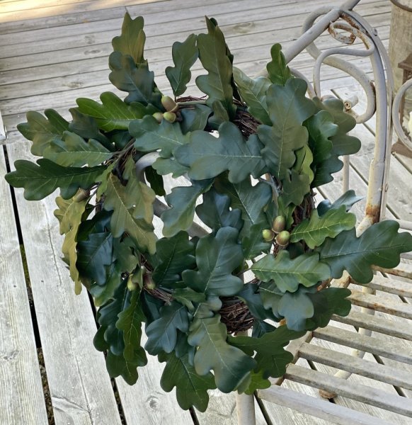 Vacker och välarbetad krans med ekblad och ekollon på natur bas. i rund modell med hög verklighetstrogen känsla. Mäter ca 35cm