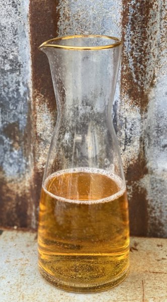Vacker glaskaraff i kraftigare glas. Dekorerad med livfulla luftbubblor i glaset och en guld kant runt om upptill. I greppvänlig
