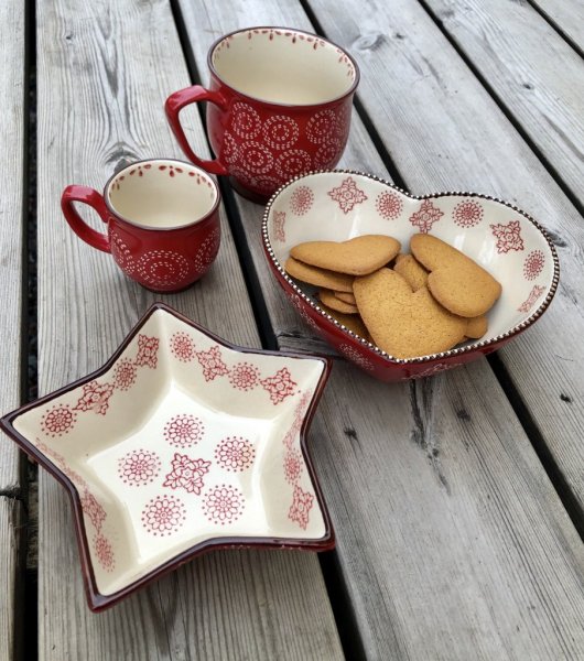 Glöggmugg/kopp i keramik. Modell Merry med mönster i vitt och rött. Öra på sidan och vacker form. Grepp vänlig söt modell som äv