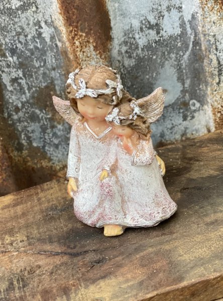 Mamma dotter ängel i Söt modell med fina detaljer runt om. Går i mjuka nyanser med inslag av silver glitter. Detaljfull och väl