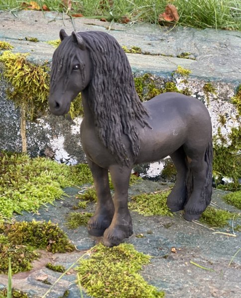 Hästen Atlas en ståtlig svart skönhet med svart böljande man, att dekorera med. Designad av Erkers Marie Persson Leksand. Unik i