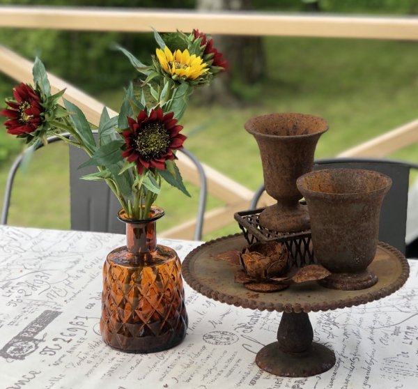 Vacker flaska / vas i glas. Brun färgad med gammeldags retro mönster runt om. För blommor eller enbart vacker dekoration. Höjd: