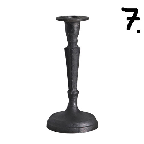 Gammeldags ljustakar i gjutjärn. Tuffa och vackra med grova kontraster fina detaljer och väldekorerade fötter i fransk industris