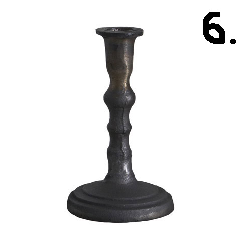 Gammeldags ljustakar i gjutjärn. Tuffa och vackra med grova kontraster fina detaljer och väldekorerade fötter i fransk industris