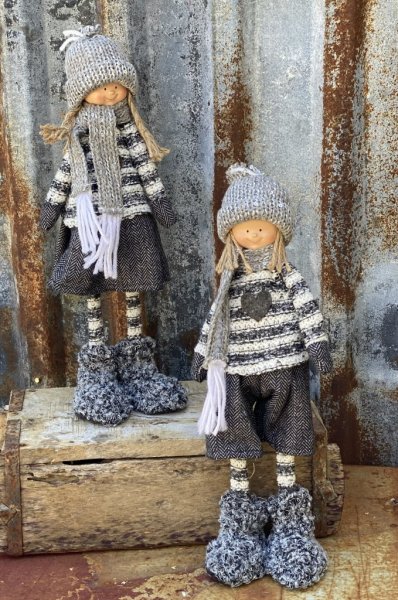 Grå nisse och nisse flicka med luva. Säljes var för sig -Pojke -Flicka Detalj fulla och välarbetade i söt modell. Lika fina var