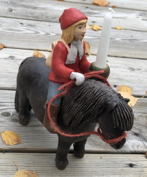 Hästen Pysen att dekorera med. Designad av Erkers Marie Persson Leksand. Unik i sin stil och modell. Ett Svenskt hantverk ut öve