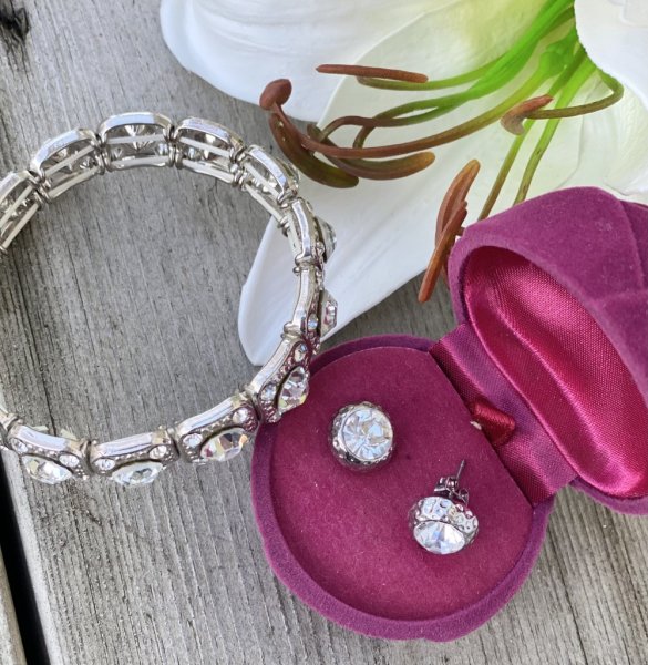 Vacker armband i silver nyans med klara strass och bling bling stenar i olika storlekar. Armbandet har resår stomme så det är an