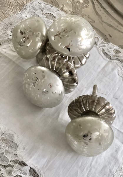 Vacker och elegant knopp i antik stil. Silverfärgad metall krage i kraftigare modell. Stilfull rundad knopp i fattigmanssilver m