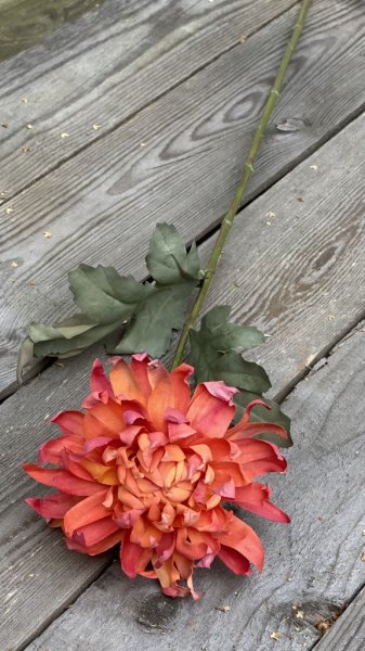 Vacker höst inspirerad crysanthemum i mustig orange nyans. Livfull och välarbetad verklighetstrogen konstgjord modell. Lika vack