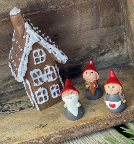 Små röda Mindre/mini figurer som hör julen till Tomtefar, Tomtemor och lilla Nisse. Att dekorera och pynta med tillsammans eller