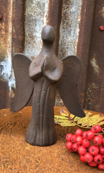 Ängel i järn. Rost brun i nyansen. Tillverkad i tung järn kvalité. Detaljrik och vacker med antika drag. Som dekoration inomhus