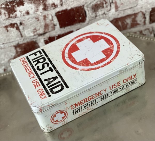 Praktisk och snygg förbandslåda / medicinlåda First Aid med ledat lock. Tillverkad i metall/plåt med 3D text och tryck. Höjd: