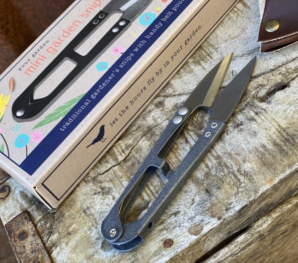 Blomsnittare / trädgårdssax i mindre praktisk modell som ger bra snitt och har ett bra grepp. Levereras med hållare i skinn att