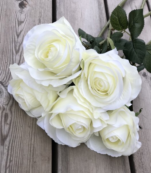 Vacker ros i större modell med gröna blad och en mjuk vit/cream vit nyans. Välarbetad och verklighetstrogen konstgjord modell.