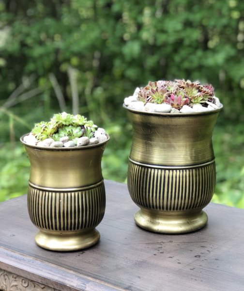 Vacker urna / kruka i en mjuk nyans av antik guld. Stilfullt dekorerad med randigt mönster. Finns i två modeller. -Högre -Lägre