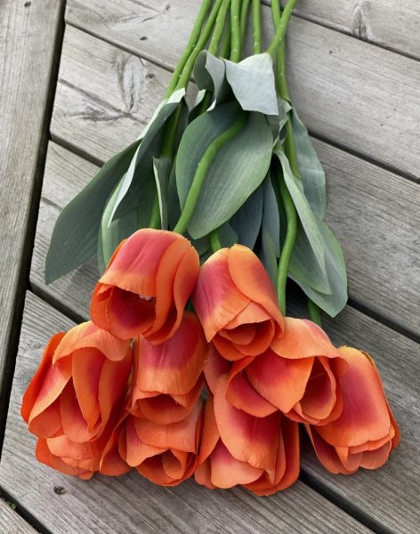 Höst orange tulpan med gröna blad. Välarbetad, vacker och verklighetstrogen konstgjord modell. Mäter 56cm Säljes per styck en